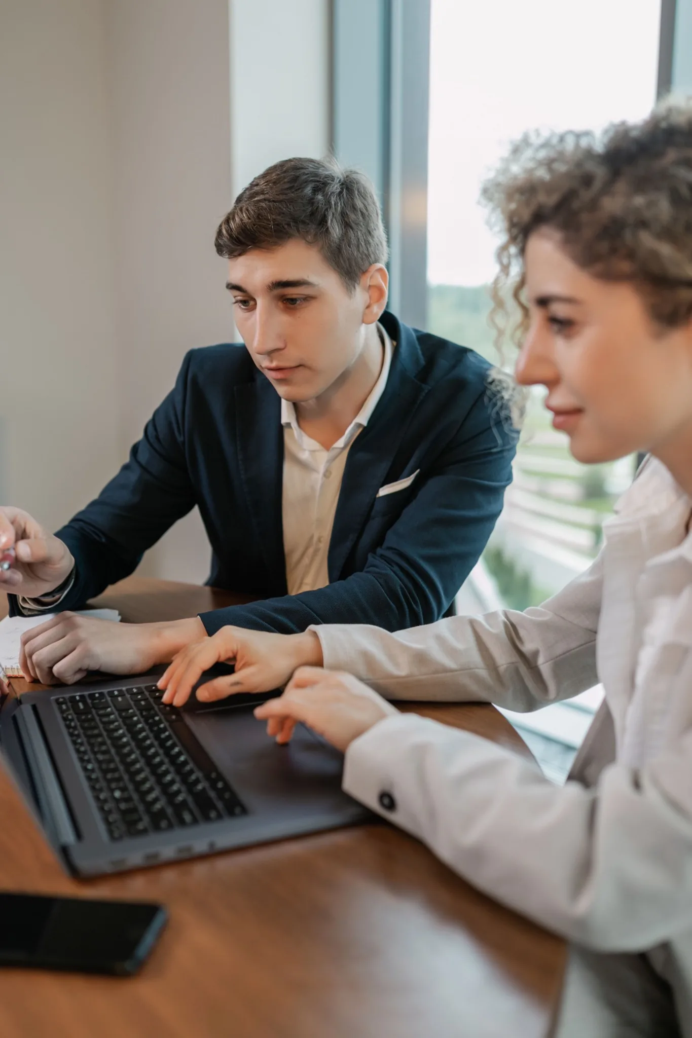 Due persone consultano informazioni su un computer